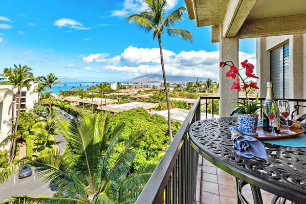Outdoor dining - Elegant Condo, Sunset Views, Upscale Style (Kihei)
