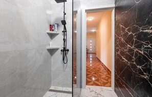 Shower, hair dryer - Beautiful apartment in Pula with WiFi (Pula)