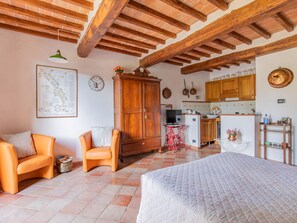 1 bedroom, desk, WiFi