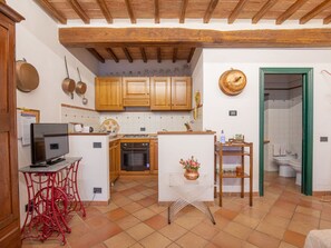 Frigorífico, horno, lavavajillas y trona infantil