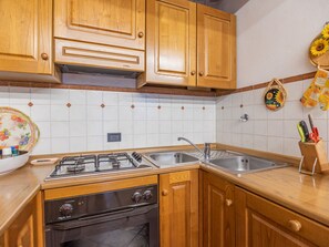 Frigorífico, horno, lavavajillas y trona infantil