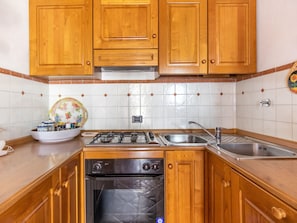 Frigorífico, horno, lavavajillas y trona infantil