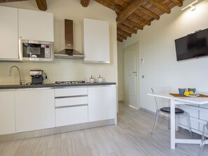 Refrigerador, microondas, lavavajillas y periquera