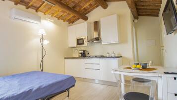 Fridge, microwave, dishwasher, cookware/dishes/utensils