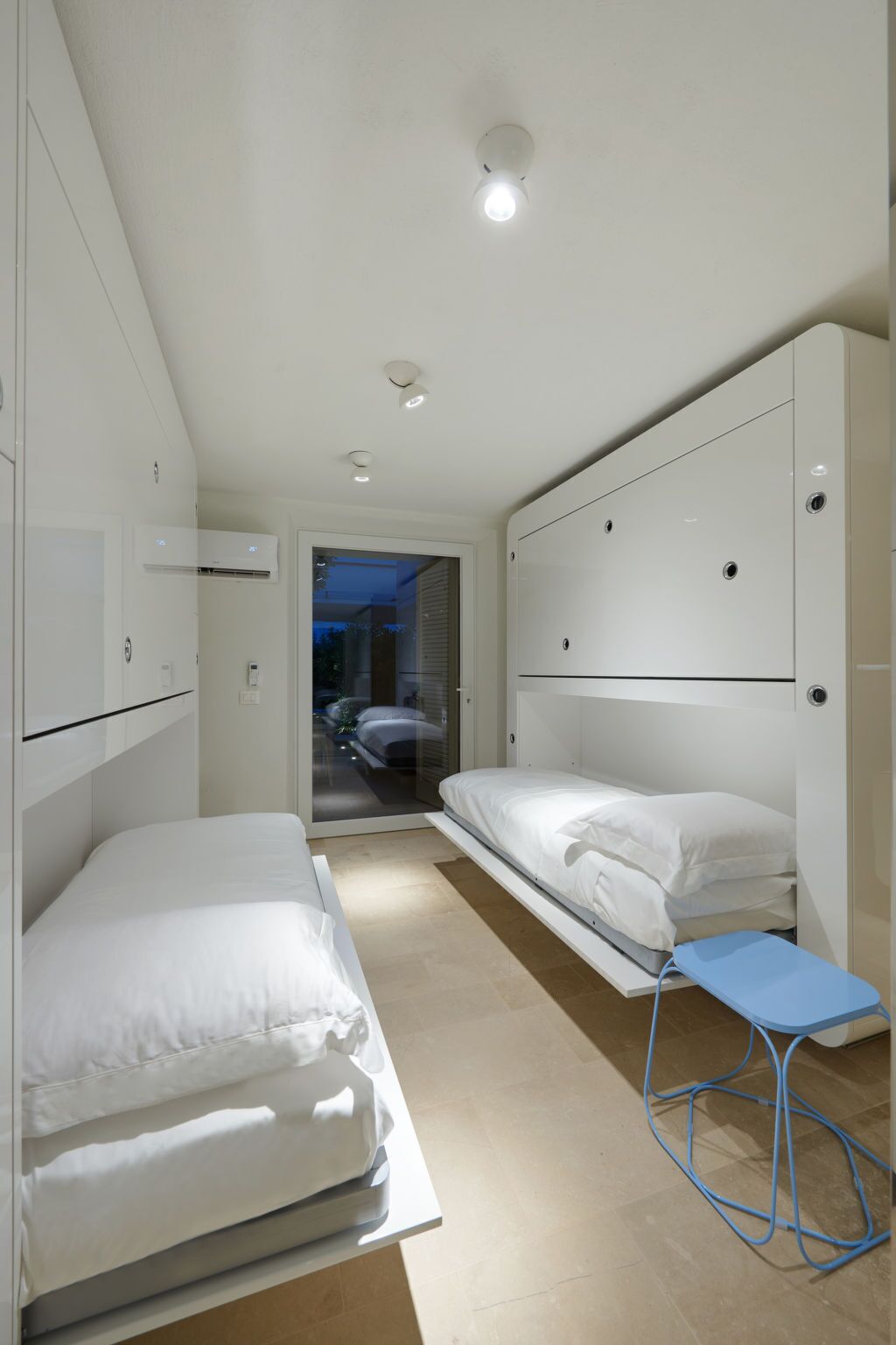 Una camera da letto moderna e funzionale con un letto, un tavolino e un armadio.