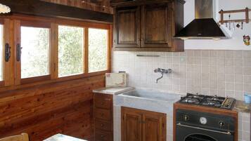 Frigorifero, forno, tostapane, seggiolone