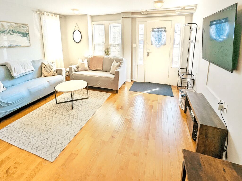 Beach Bungalow - 3 Blocks to Beach - Free Parking!