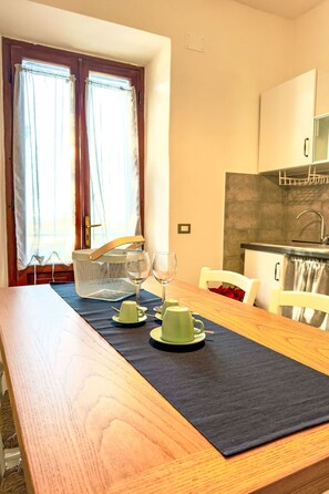 Kühlschrank, Ofen, Toaster, Hochstuhl