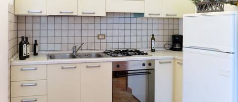 Frigorifero, forno, tostapane, seggiolone