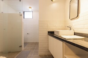Dusche, Handtücher, Toilettenpapier