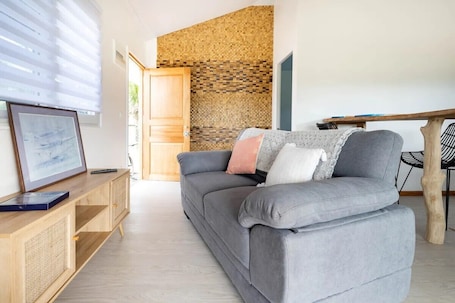TV. Koa bungalow 50 m from a private white-sand beach + kayak