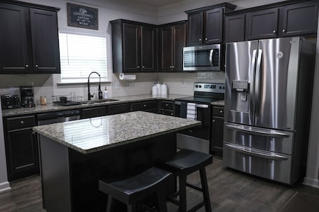 Fridge, microwave, oven, stovetop. Pet-friendly home minutes from Downtown/UGA Campus
