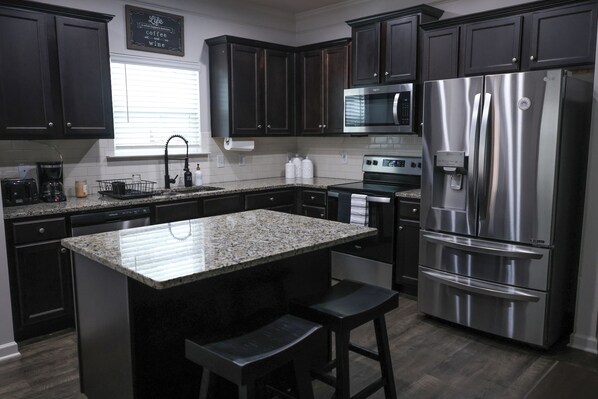 Jääkaappi, mikroaaltouuni, uuni, liesi