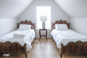4 bedrooms, desk, iron/ironing board, travel crib