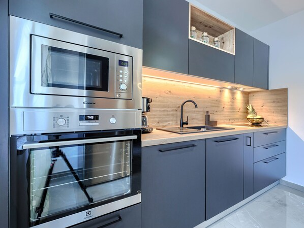 Kühlschrank, Mikrowelle, Ofen, Geschirrspüler