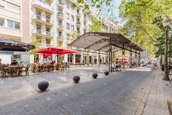 Outdoor dining - Prime Sagrada Familia XBR w/ Elevator & Washer, by Blueground (Barcelona)