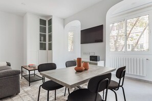 Dining - Prime Sagrada Familia XBR w/ Elevator & Washer, by Blueground (Barcelona)