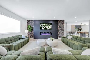Smart TV, chimenea y oficina 