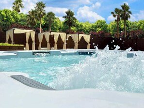 Outdoor spa tub - LUX 7BA/4BA Oasis w/Heated Pool+Spa+Outdoor Living (Las Vegas)