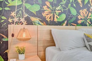 7 habitaciones, escritorio y tabla de planchar con plancha 
