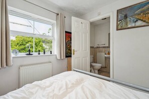 2 bedrooms, iron/ironing board, WiFi, bed sheets - Urban Oasis - Modern 2B/2B Retreat Near Nature (Essex)