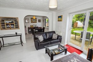 TV - Urban Oasis - Modern 2B/2B Retreat Near Nature (Essex)