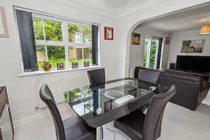 Dining - Urban Oasis - Modern 2B/2B Retreat Near Nature (Essex)