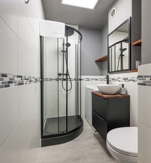 Douche, articles de toilette gratuits, sèche-cheveux