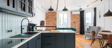 Fridge, microwave, stovetop, dishwasher