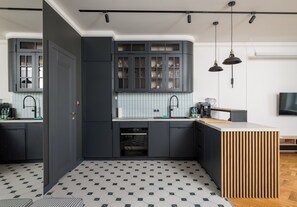 Réfrigérateur, micro-ondes, plaque de cuisson, lave-vaisselle