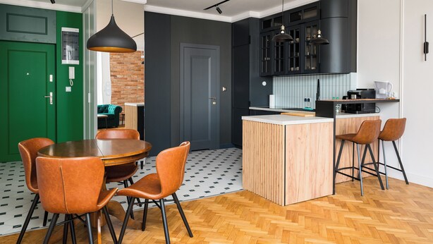 A modern kitchen with a central island, wooden chairs, and a herringbone-patterned floor. - City Centre Stylish Apartment (Warszawa)