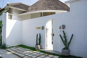 Villa, 3 soverom, terrasse, hageutsikt | Inngang