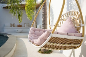 Vila, 3 quartos, varanda, vista para o jardim | Fachada