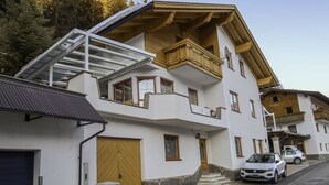 Un immeuble de deux étages doté d’un balcon, d’un garage et d’une allée.