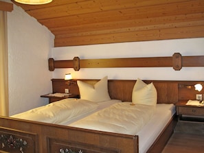 3 slaapkamers, een strijkplank/strijkijzer, wifi, beddengoed