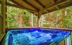 Outdoor spa tub - Cozy secluded cabin with firepit! - Absolutely Secluded (Gatlinburg)
