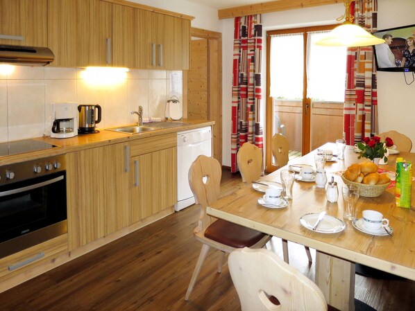 Fridge, oven, dishwasher, cookware/dishes/utensils