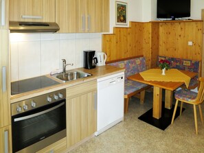Kühlschrank, Ofen, Geschirrspüler, Kochgeschirr/Geschirr/Besteck