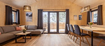 Superior Chalet mit Sprudelpool innen by Interhome