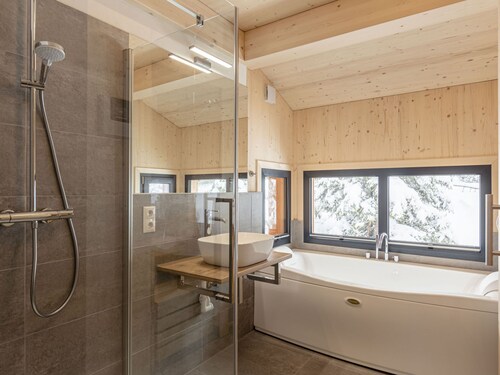 Superior Chalet mit Sprudelpool innen by Interhome