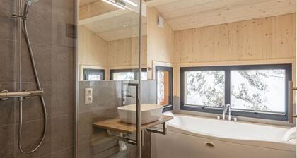 Superior Chalet mit Sprudelpool innen by Interhome