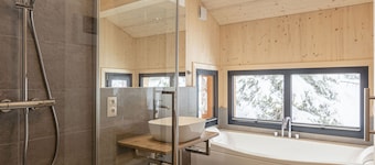 Superior Chalet mit Sprudelpool innen by Interhome