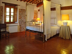 5 Schlafzimmer, Bügeleisen/Bügelbrett, WLAN