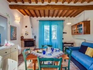 Televisie, een open haard en tafelvoetbal