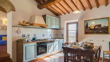 Frigorifero, forno, lavastoviglie, seggiolone