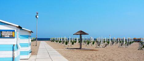 Una spiaggia nelle vicinanze, lettini da mare