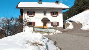Un bâtiment à deux étages, dont le toit est recouvert de neige, et sur lequel on peut lire l’inscription « Punlea ».