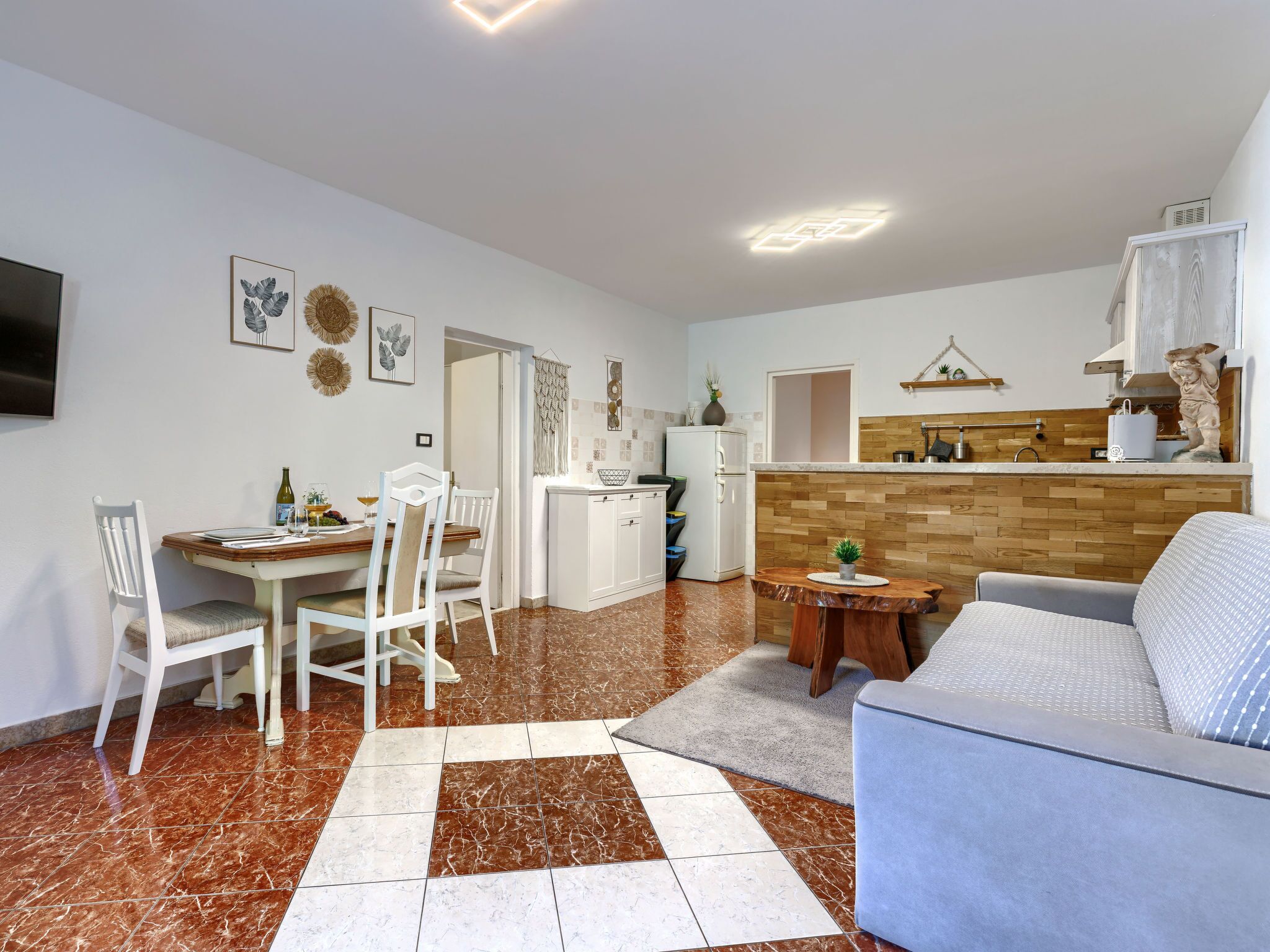 Un apartamento moderno con comedor, cocina y sala de estar.