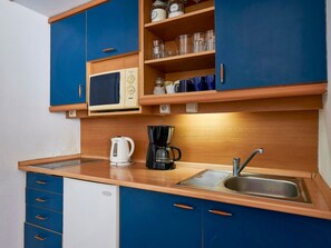 Refrigerador, microondas y utensilios de cocina 