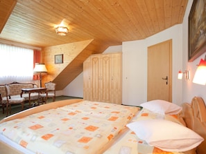 2 bedrooms, desk, internet